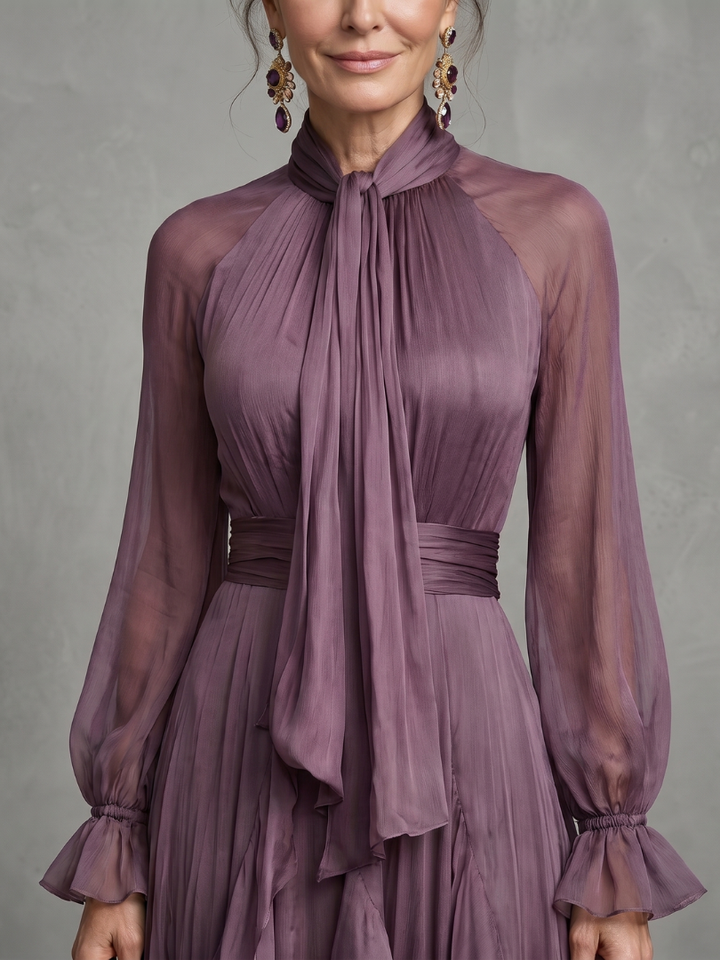Demetria - Maxikleid mit Rüschendetails und gebundenem Kragen