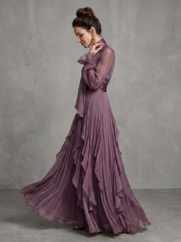 Demetria - Maxikleid mit Rüschendetails und gebundenem Kragen