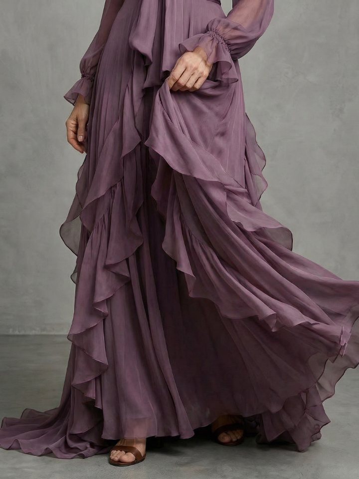 Demetria - Maxikleid mit Rüschendetails und gebundenem Kragen