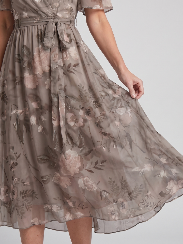 Mirabel - Kleid mit schwingenden Ärmeln und geraffter Taille