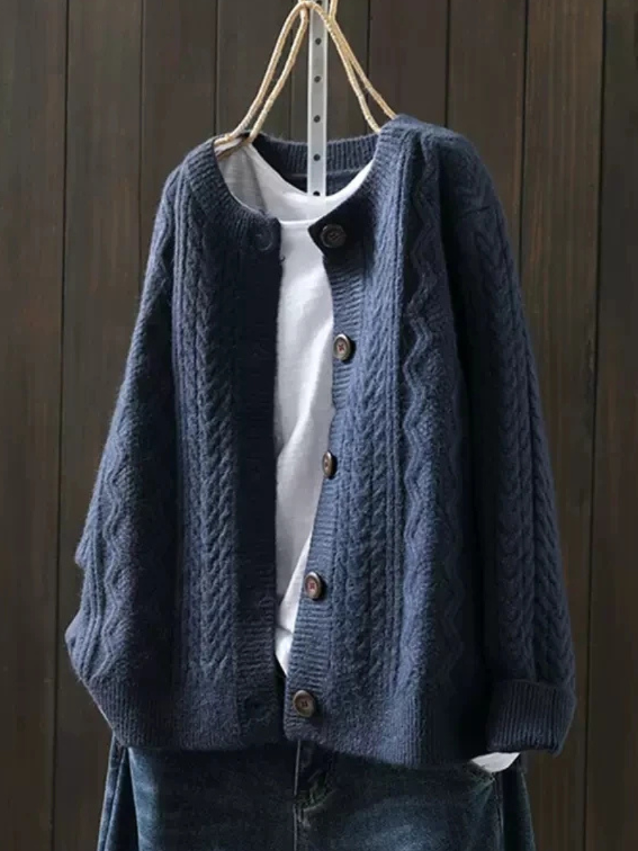 Wiltrud | Oversized Damen Strickjacke mit Zopfmuster